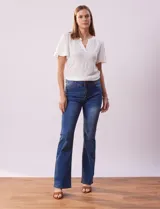 Jean bootcut de tiro alto marca Harmony & Havoc, con terminación de pierna acampanada, pretina con pasadores, botón y cierre. Delantera con bolsillos inclinados, trasera con bolsillos aplicados.