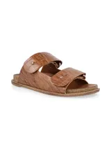 Sandalias marrones con textura de piel de cocodrilo, dos tiras anchas con hebillas y base de corcho.