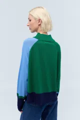Sweater de punto en tonos camel, con diseño a rayas y bordado en el pecho.