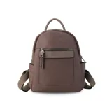Mochila negra de símil cuero con bolsillo frontal con cierre. En su interior tiene dos bolsillos con cierre y uno abierto con división. Tiene asa de mano y correas regulables.