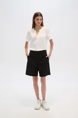 Short de lino color blanco, de calce alto y con bolsillos laterales.