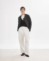 Campera de cuero negra con diseño contemporáneo, detalles acolchados y cierre lateral.