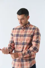 Camisa de hombre a cuadros color rosa, blanco y azul, de corte slim, manga larga, con bolsillo en el pecho y logo bordado.