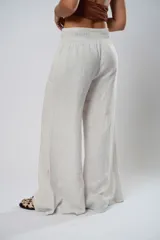 Pantalón palazzo color beige con cintura elastizada.
