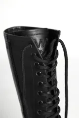 Borcegos negros de cuero con plataforma y cordones.