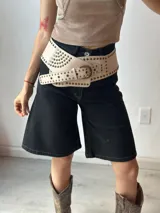 Bermuda de jean negra de corte ancho con costuras a contratono.