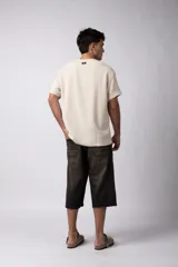 Remera color crudo de lino con textura entramada, calce cómodo y mangas cortas.