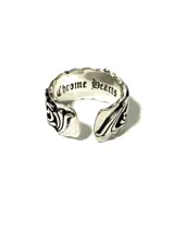 Anillo plateado con diseño floral y acabado envejecido.
