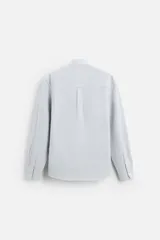 Camisa azul marino de corte regular fit, confeccionada en tejido de algodón Oxford. Tiene cuello abotonado, manga larga con puños abotonados, bolsillo de parche en el pecho y cierre frontal con botones.