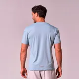 Remera deportiva azul de poliéster, con cuello redondo y logo estampado en el pecho.