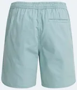 Bermuda celeste de algodón con cintura elástica ajustable con cordón y etiqueta lateral con logo de la marca.