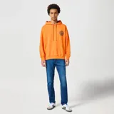 Jean Wrangler modelo River de tiro medio, corte recto y lavado oscuro.