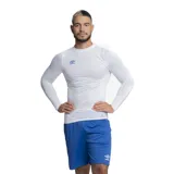 Remera deportiva negra de manga larga con orificio para el pulgar y logo de Umbro estampado en el pecho.