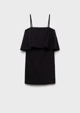 Vestido corto negro de tirantes finos, escote recto y corte ajustado. Presenta un volante superpuesto en el pecho.