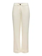 Conjunto sastrero color crema, compuesto por un blazer cruzado con botones negros y un pantalón de tiro alto con corte recto.