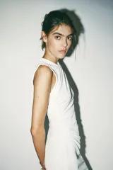 Vestido midi blanco de tejido de punto, con cuello redondo, sin mangas, drapeado en el frente, forro interior y abertura en la espalda.
