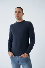 Sweater de algodón con cashmere color beige, de corte clásico, con cuello redondo a la base, puños y dobladillo acanalados y logo bordado en el pecho.