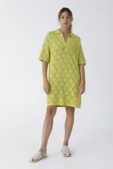 Vestido corto tejido color verde lima, con cuello polo y mangas cortas.
