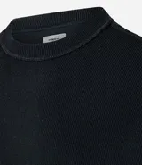 Remera oversized de algodón color crudo, con cuello redondo, manga corta, sin estampa y ribete acanalado.