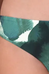 Calzón de bikini de cobertura media, con estampado abstracto en tonos verde oscuro, verde bosque y blanco.