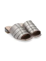 Sandalias rojas con taco cuadrado dorado.