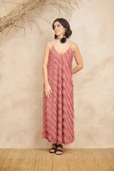 Vestido largo color rosa viejo, con breteles finos y escote en V. Presenta flecos diagonales en toda la prenda.