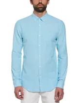 Camisa celeste de manga larga con cuello abotonado, corte clásico y logo bordado en el pecho.