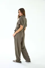 Mono largo color verde militar, con cuello camisero, mangas cortas, cierre frontal con botones y cinturón de lazo en la cintura.