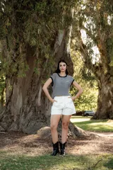 Blusa a rayas horizontales en tonos gris y blanco, con cuello y sisas en azul marino.