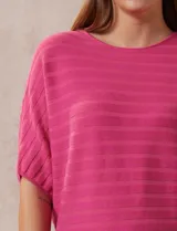 Buzo tejido acanalado color fucsia, marca Ninety, con mangas cortas japonesas y cuello redondo.