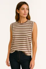 Musculosa a rayas horizontales marrones y blancas, de algodón, corte holgado y cuello redondo.