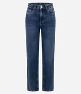 Pantalón de jean azul oscuro, de corte recto, con cintura tradicional, trabillas, bolsillos funcionales y cierre frontal de cremallera y botón. Confeccionado en algodón certificado BCI con leve elasticidad.