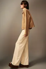 Pantalón de jean negro con efecto lavado, corte wide leg y tiro alto.