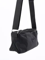 Bandolera negra de tela impermeable con correa larga regulable y cierre superior con doble cremallera.