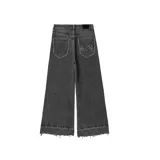 Pantalón de jean negro con corte ultra baggy, tiro alto, bolsillos delanteros y traseros, y ruedo desflecado. Presenta un bordado de llamas en uno de los bolsillos traseros.