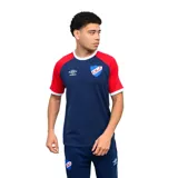 Remera de hombre Umbro del Club Nacional de Football, modelo Fitz. Diseño azul con mangas rojas y detalles en blanco en cuello y puños. Incluye logo de Umbro y escudo del club en el frente.