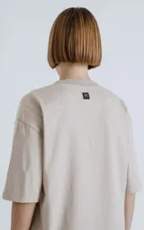 Remerón color beige de corte extra oversize con hombros caídos, cuello redondo y doble costura al tono.