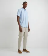 Camisa de hombre de manga corta confeccionada en mezcla de lino y algodón. Presenta un calce comfort, cuello camisero, cierre frontal con botones y un bolsillo en el pecho. Marca Marfinno.