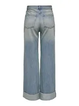 Pantalón de jean celeste de corte ancho, tiro alto y ruedo con dobladillo.