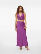 Top corto color violeta con cuello halter y detalle de aro metálico en el centro.