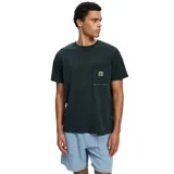 Remera negra de algodón con bolsillo en el pecho y logo bordado. Corte clásico y manga corta.