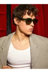 Lentes de sol Tiwi modelo Carole, con montura geométrica de acetato color verde y lentes oscuros.