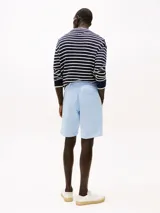 Short celeste de algodón con cintura elastizada y cordón ajustable.