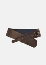 Faja ancha de cuero marrón oscuro, estilo envolvente, con un extremo más ancho y redondeado. Se ajusta con una tira delgada que pasa a través de una hebilla metálica redonda.