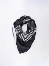 Pañuelo cuadrado de seda sintética con estampado de rayas diagonales en blanco y negro.