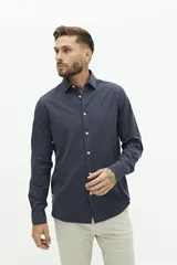 Camisa de manga larga color beige, de corte clásico y fit regular.