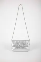 Cartera de hombro plateada con efecto arrugado y correa de cadena fina.