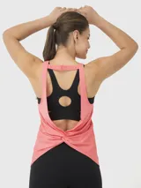 Musculosa deportiva negra de corte clásico con espalda racerback y logo pequeño en el ruedo.