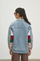 Campera bomber con paneles en bloques de color: blanco, rosa pastel, celeste denim, verde y bordó. Presenta cierre frontal, cuello camisero, mangas largas abullonadas con puños elásticos y ruedo elástico.