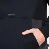 Canguro negro con capucha gris, cordones ajustables y bolsillo tipo canguro con logo de la marca en el frente.